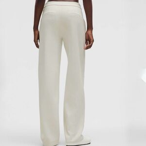 ❤️ Lululemon Softstreme Pintuck Mid-Rise Pant *Regular
Bone